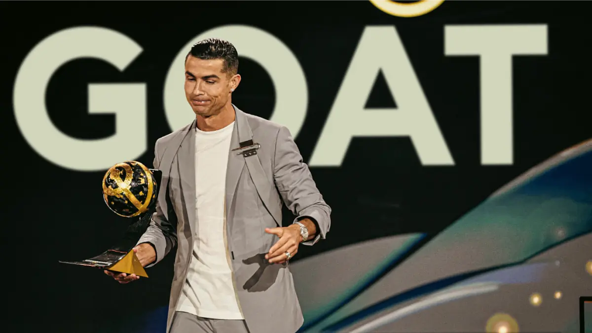 Cristiano Ronaldo trở thành tỷ phú bóng đá đầu tiên